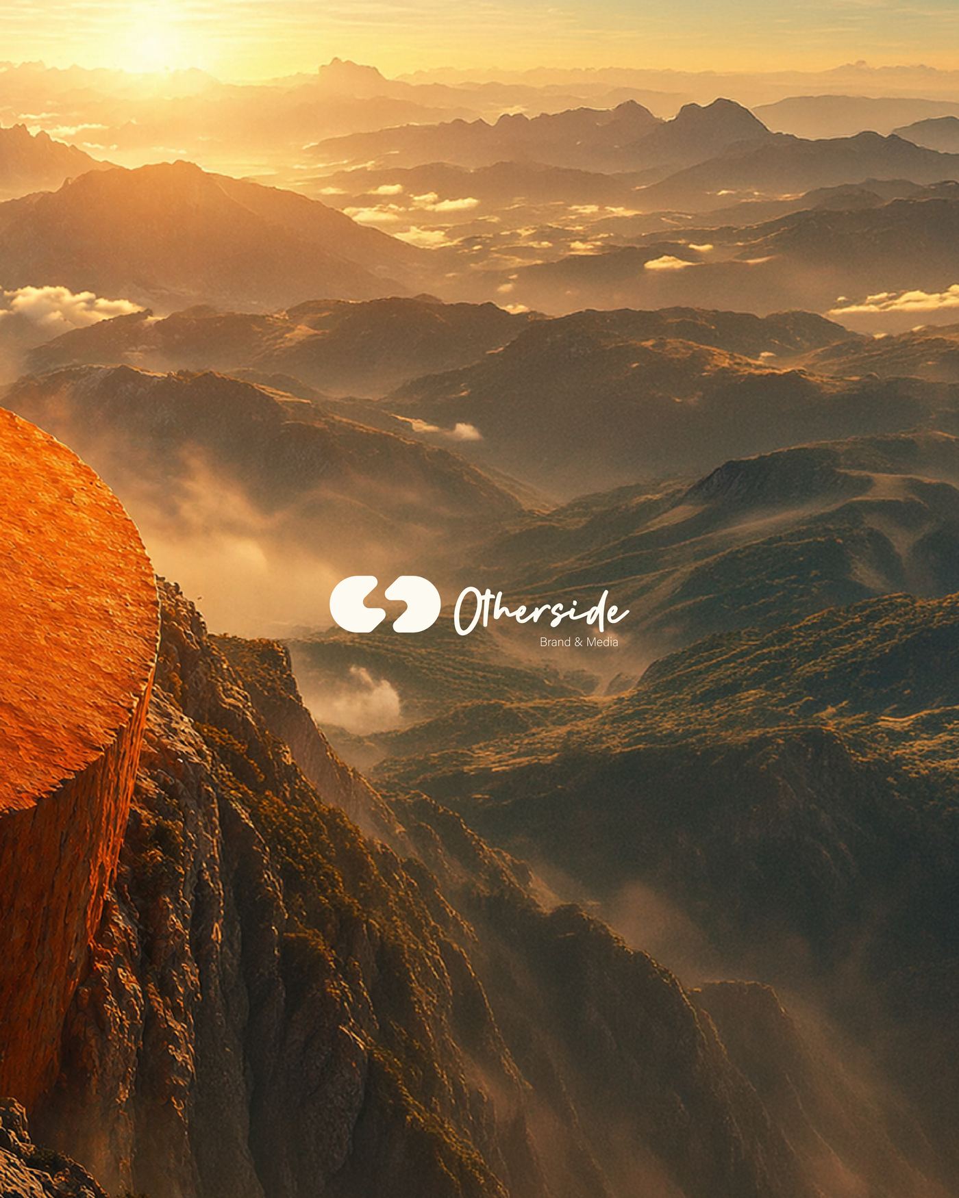 Logo Otherside sobre paisaje de montaña al amanecer